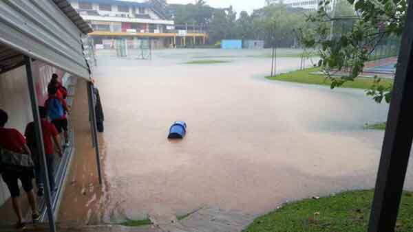 Flash Floods at Several Areas in Singapore Talk Cock Sing Song