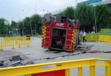 SCDF fire engine stuck at VivoCity Talk Cock Sing Song